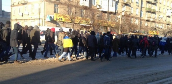 Ультрас идут к автовокзалу, откуда, предположительно, должны были выехать на Киев отряды титушек (фото - 056.ua) 