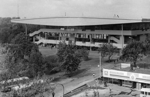 Ледовый дворец «Сокольники» тех лет. Его архитектурный облик отличался от обычных советских арен: старейший в стране каток с искусственным льдом был в конце 1960-х перекрыт крышей.